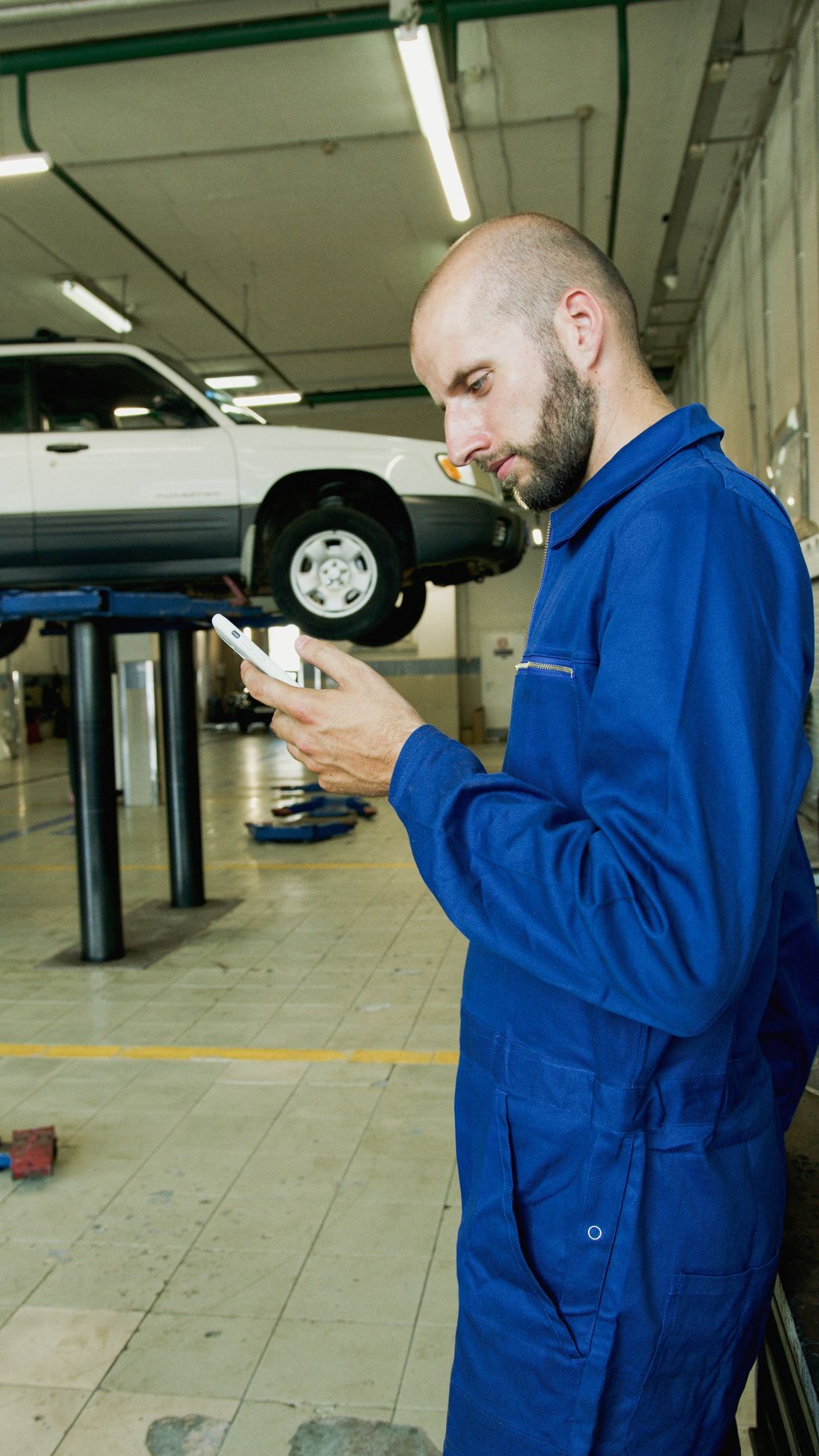 Mobile mechanic coordinating a job from the field